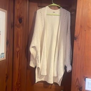 Oversized free people cardigan. Has pockets. Tag worn out. Good condition